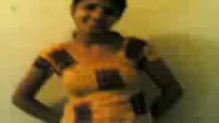 Questa giovane araba insieme a due amici