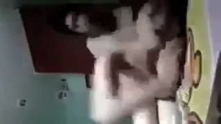 Una bella asiatica succhia un bel cazzo