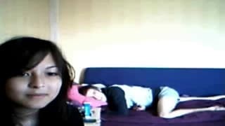 Scopano sul divano davanti alla webcam