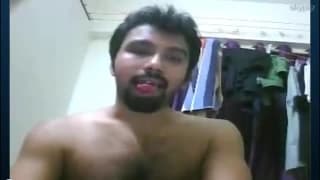 Un uomo si masturba in webcam