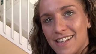 Un dildo trasparente che la fa godere