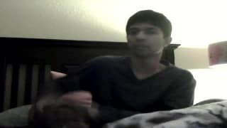 Uomo si masturba davanti alla sua webcam