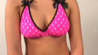 Lei si masturba con un dildo di vetro