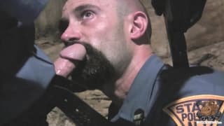 Due poliziotti gay in un fienile