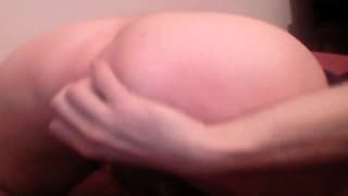 Lui usa un dildo e si fa anche una sega