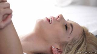 Nesty è una biondina eccitata!