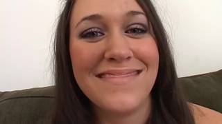 Stephanie adora stare con il suo giochino