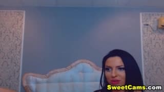 Bella bruna che succhia in webcam