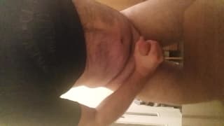 Questo gay afferra il suo cazzo e lo sega