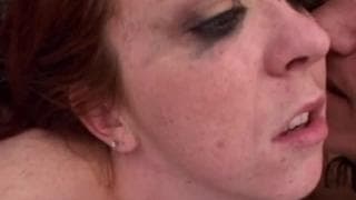 Una cagna rossa che si lascia montare