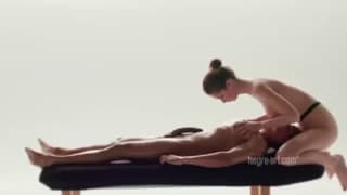 Lei gli fa un grandioso massaggio