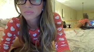 Si filma mentre si accarezza la figa