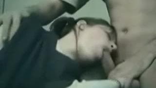 Una gran bella brunetta che succhia