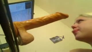 Una donna che si diverte con un dildo