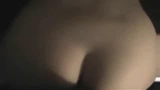 Una bella ragazza che si fa penetrare