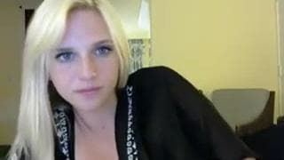 Una biondina si esibisce a dovere