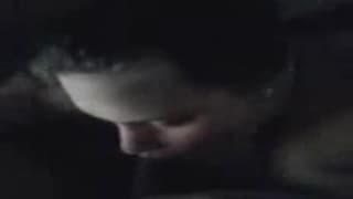 Una brunetta che succhia alla grande