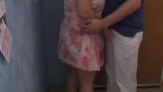 Una donna in carne che fa scintille