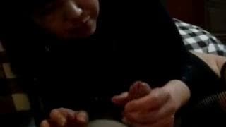 Gli fa una sega e poi lo succhia per bene