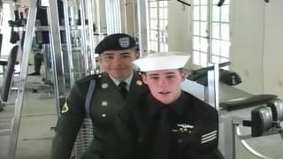 Un giovane cadetto al lavoro sul cazzo Un giovane cadetto al lavoro sul cazzo