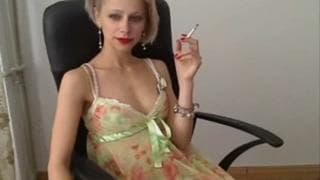 Bella bionda che fuma e scopa