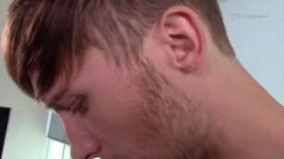 Zee Knox ci mostra il suo cazzo duro