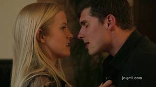 Una biondina bollente e piena di passione