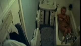 Donna che si trova nella sua vasca Donna che si trova nella sua vasca