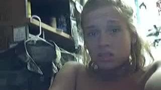 Con un dildo si penetra figa e bocca