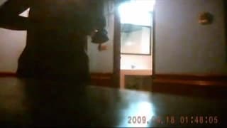 Una donna nuda che viene spiata