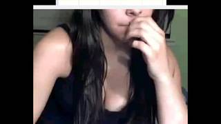 Una giovane tettona mora si massaggia la figa