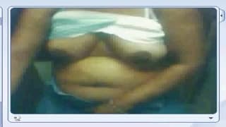 Lei ama spogliarsi per noi in webcam