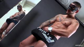 Un ragazzo mascherato davanti lo specchio