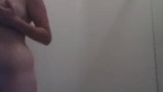 Oggi una bruna si esibisce in doccia