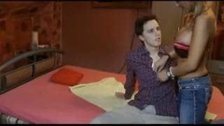 Quel ragazzo perderà la sua verginità con una prostituta. Quel ragazzo perderà la sua verginità con una prostituta.