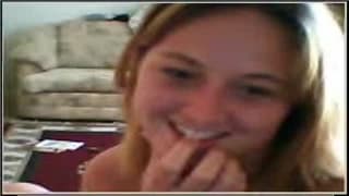 Una biondina esibizionista per starda