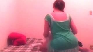 Giovane casalinga che ama succhiare