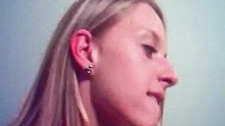 Lei è una biondina che adora il cazzo del suo uomo