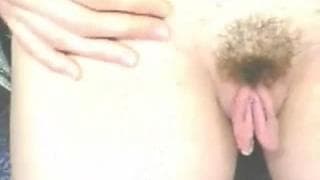 Ha una figa pelosa con labbra enormi da mostrare alla webcam.