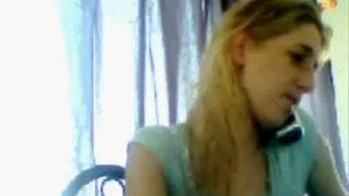 giovane bionda nuda che gioca da sola