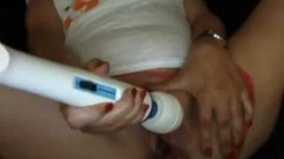 Una scena con una troietta e un vibratore