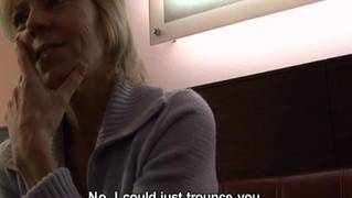 Una troia matura convinta a scopare