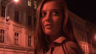 Una troia ceca che ama succhiare cazzi