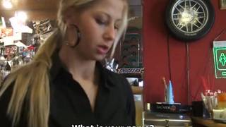 Una bella ragazza ceca si fa rimorchiare