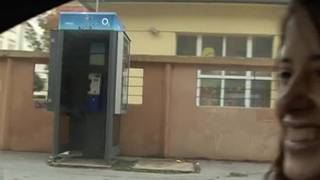 Una donna in strada che raccoglie la sfida di scopare in strada