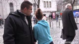 Lei accetta dei soldi per farsi scopare