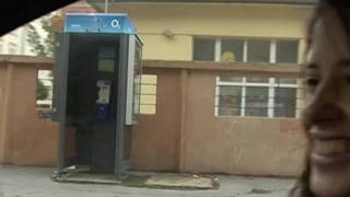 Guarda come gode mentre scopa all'aperto