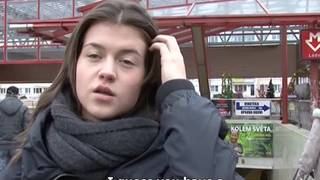 Una ragazza mora che accetta di scopare