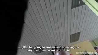 Una troia mora si fa pagare per scopare