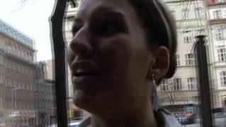 Una giovane mora rimorchiata per strada